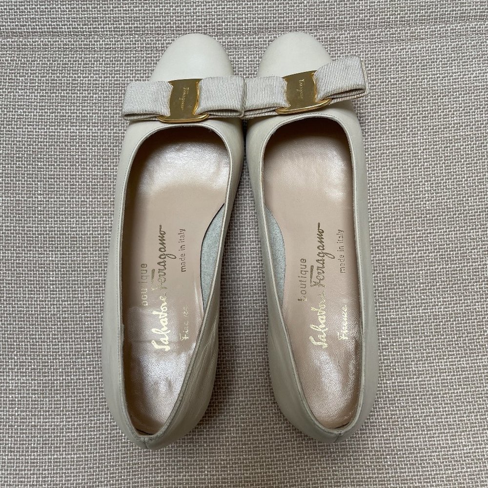 Ferragamo vory Bowed Low Heel Pumps - Size 6.5